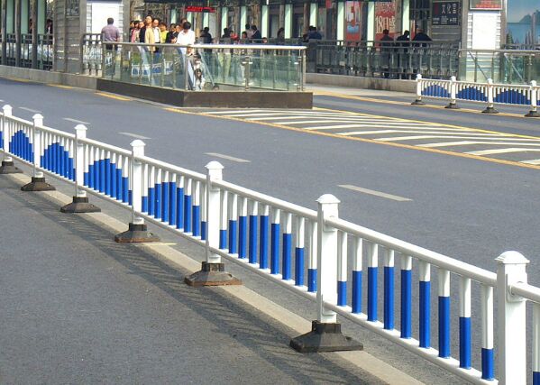 市政道路护栏的使用保护作用